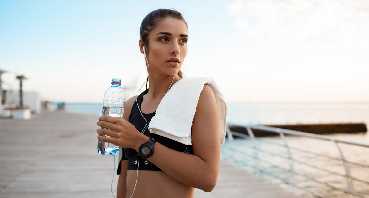 Bere acqua, fare sport, rimedi ritenzione idrica