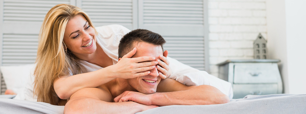 Coppia giocosa sul letto, TONIC-HER integratore naturale femminile per la sfera sessuale