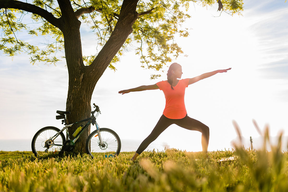 ragazza ciclista che si esercita nella natura, magnesio, benefici