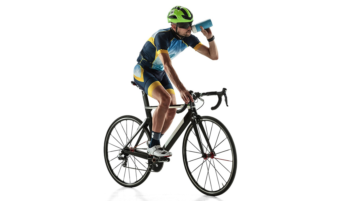 Ciclista che beve dalla borraccia, magnesio, sport