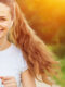 ragazza che corre nella natura, sport, benessere, salute, magnesio