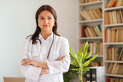 dottoressa in camice bianco, consulenza medica gratuita