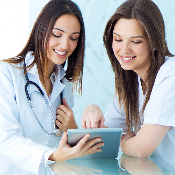 staff medico consulta un tablet col sistema di ricettazione veloce Solo Natura