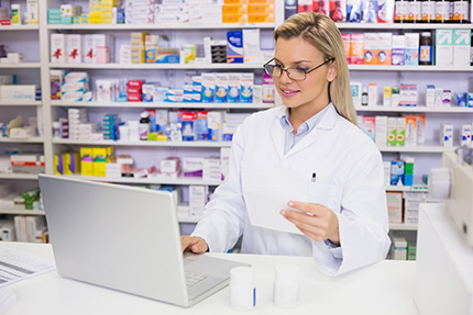 farmacista al computer, scontistica dedicata ai rivenditori
