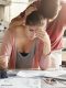 Coppia stressata al lavoro, una rappresentazione della gestione dello stress in primavera con rimedi naturali.