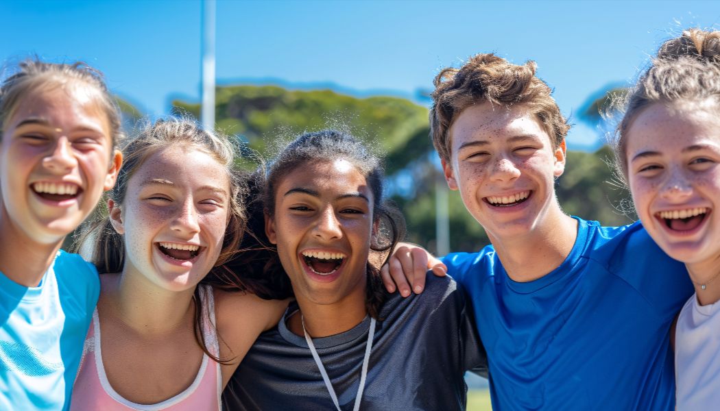 Gruppo di giovani sorridenti che si abbracciano, simbolo di benessere e vitalità