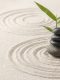 Equilibrio e benessere mentale naturale rappresentati da pietre zen e foglia verde